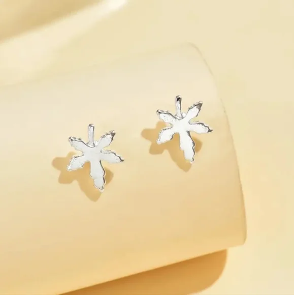 2 Pairs Of Silver 420 Weed Leaf Stainless Steel Stud Earrings 4×(OS) - Picture 4 of 9